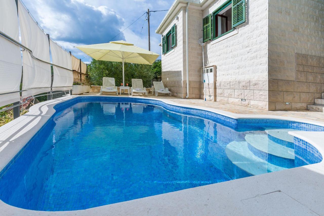 Villa Holiday Home Zvecanje Exteriér fotografie