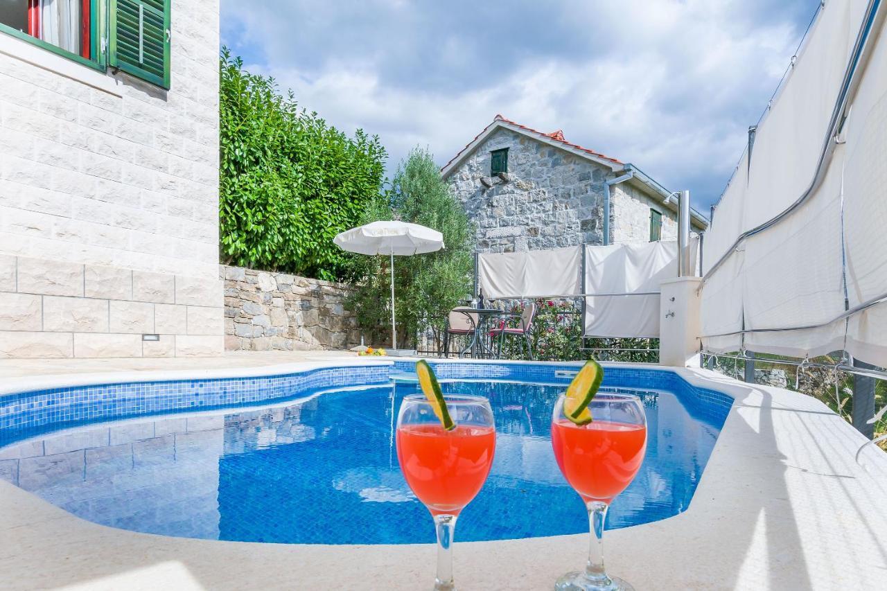 Villa Holiday Home Zvecanje Exteriér fotografie