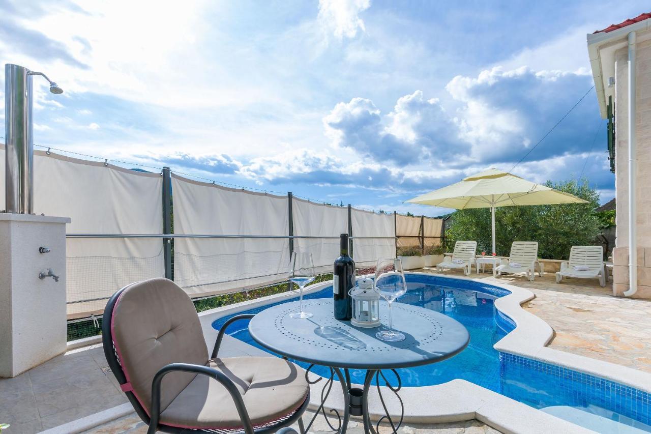 Villa Holiday Home Zvecanje Exteriér fotografie