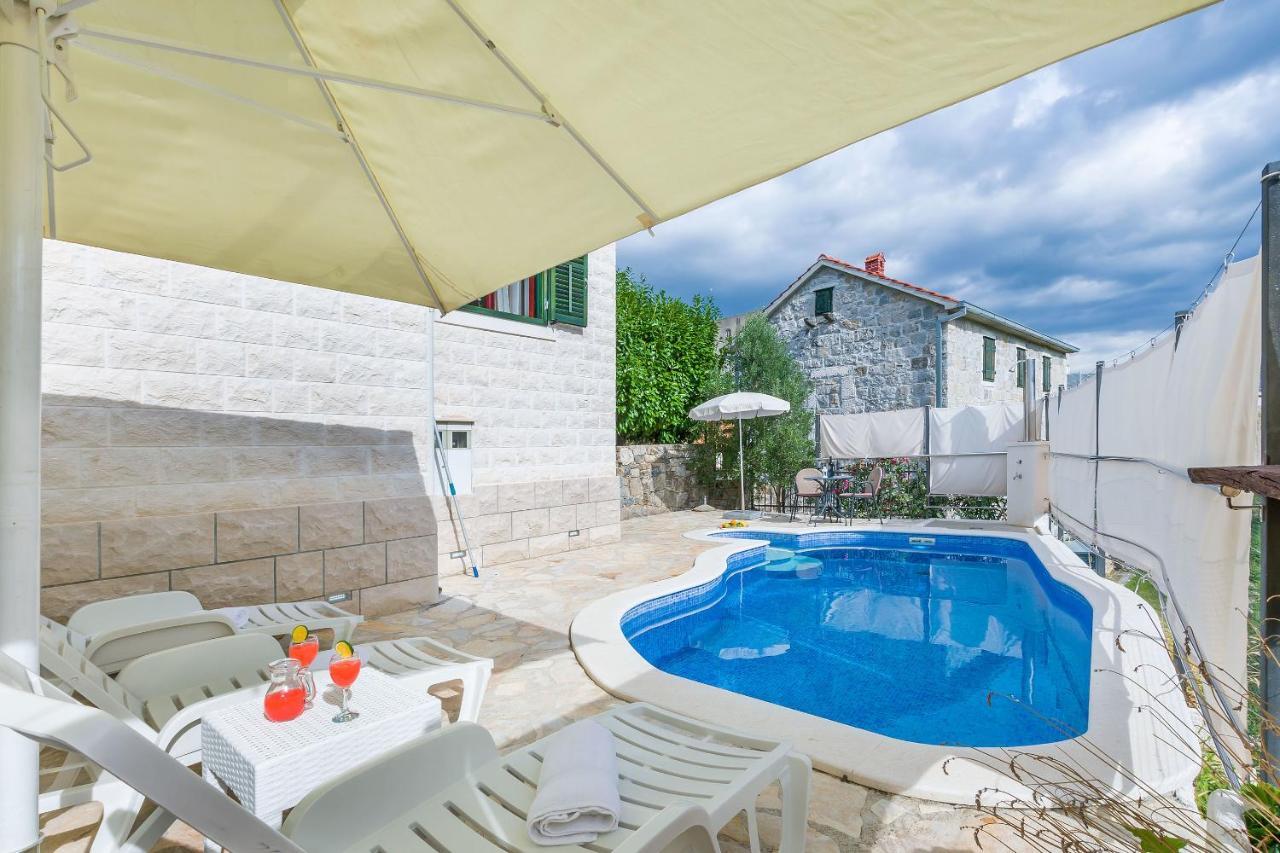 Villa Holiday Home Zvecanje Exteriér fotografie