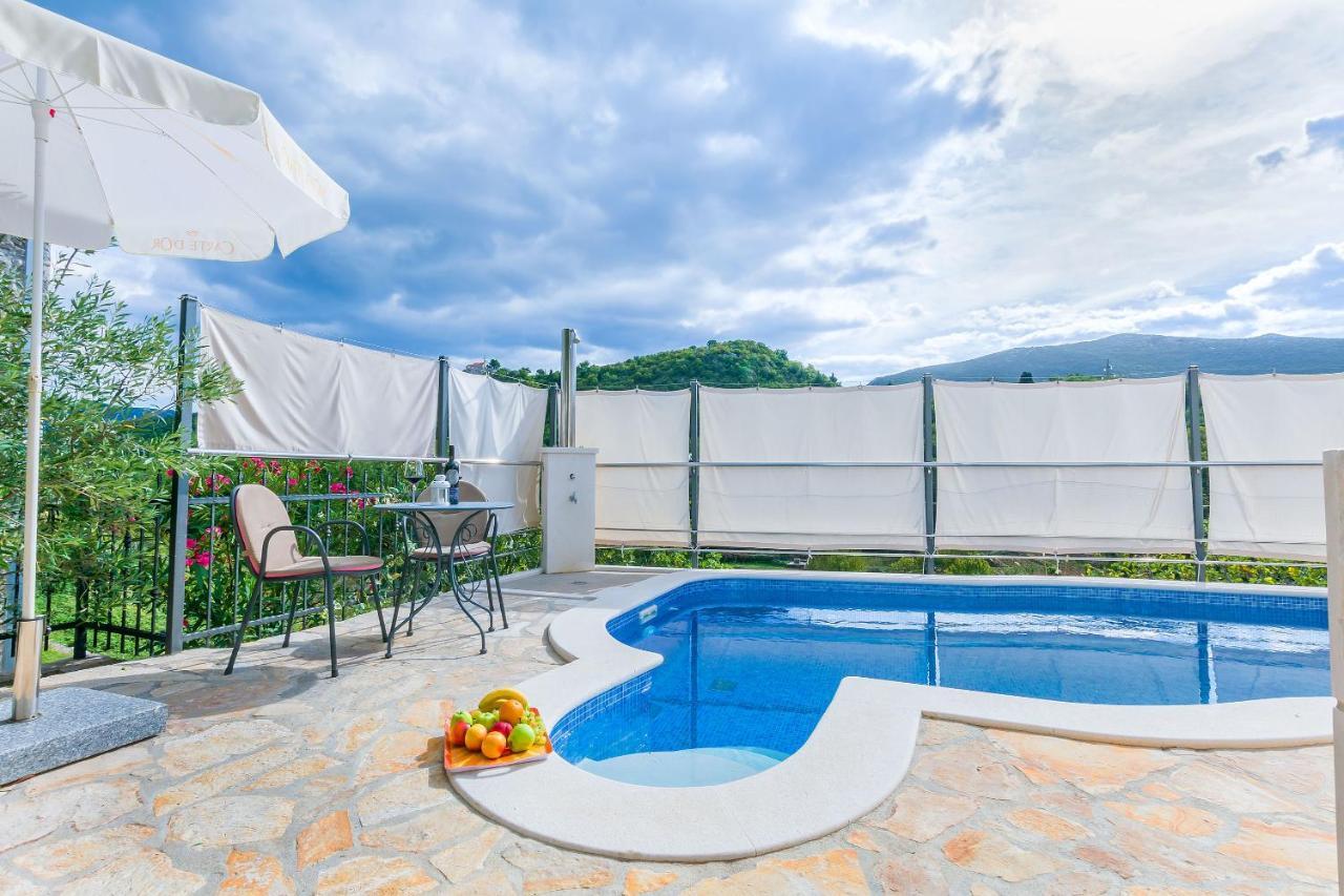 Villa Holiday Home Zvecanje Exteriér fotografie