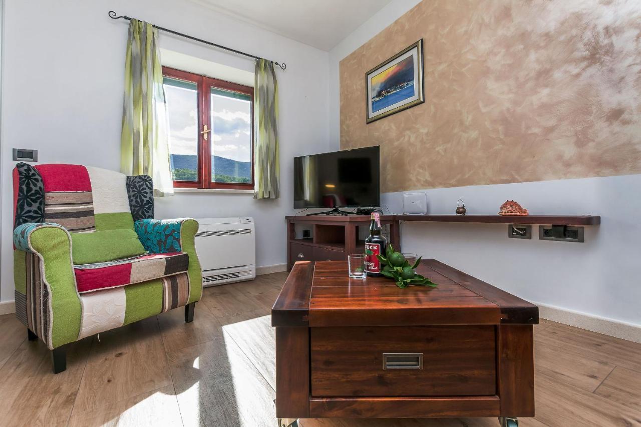 Villa Holiday Home Zvecanje Exteriér fotografie