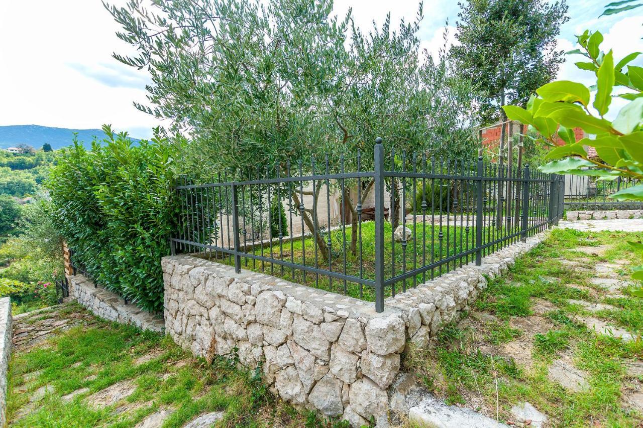 Villa Holiday Home Zvecanje Exteriér fotografie